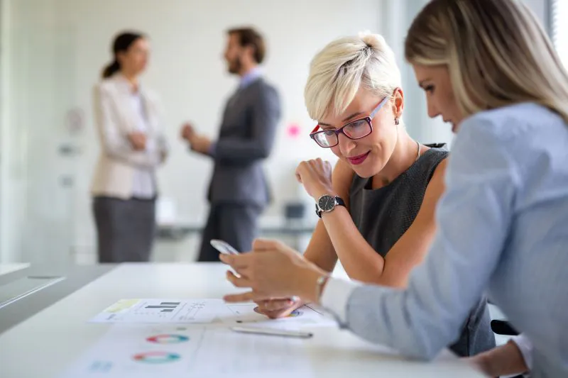 Innovation im Unternehmen: Was kann gefördert werden? 3 Innovation im Unternehmen: Zwei Kolleginnen prüfen Unternehmenszahlen