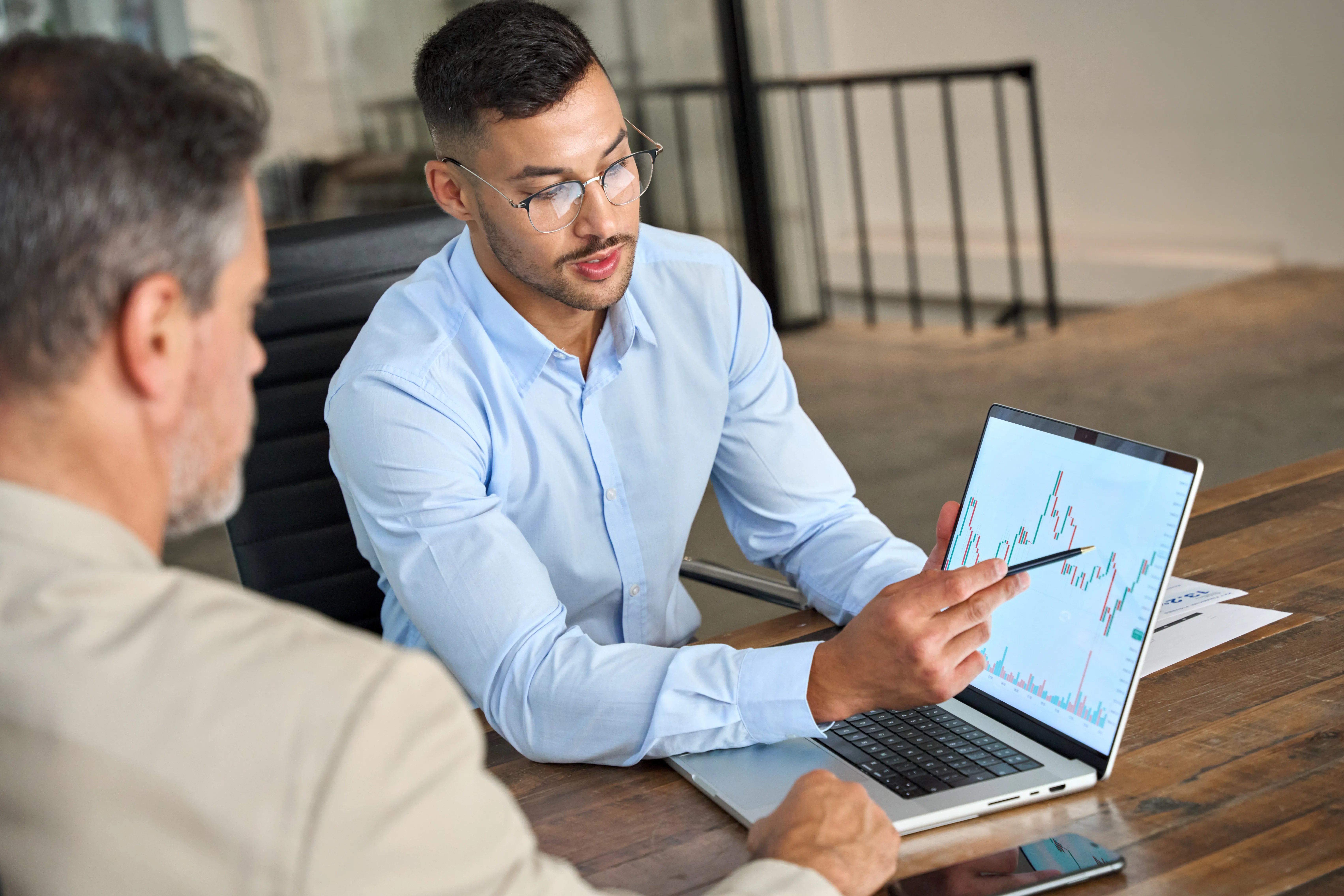 Investitionsbooster: Finanzberater erkl&auml;rt Unternehmensstrategien zur Nutzung neuer F&ouml;rderm&ouml;glichkeiten.