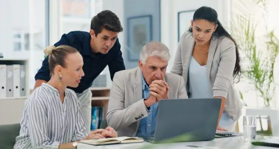 Innovation im Unternehmen: Komplizierte Antragstellung Innovation im Unternehmen: KMU-Team mit Boss schauen angestrengt aufs Laptop